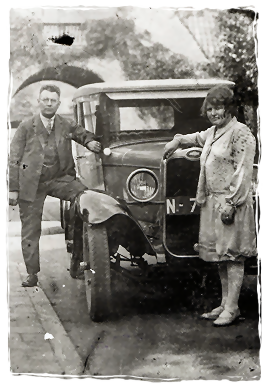 Opa en oma Beening vol trots bij hun auto