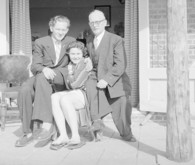 hortense-broer-zus-opa-prev (221K)