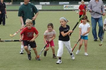 050900-eric-fam-hockey (57K)