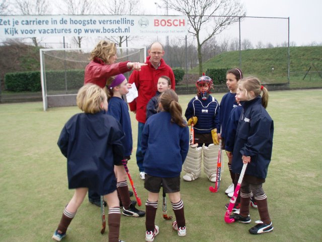 Jiska en Mieke 1e hockeywedstrijd  