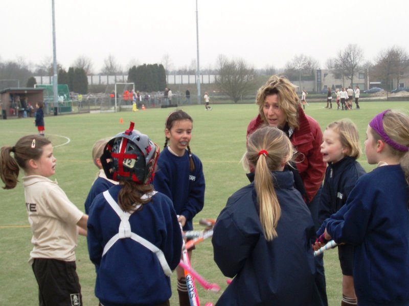 Jiska en Mieke 1e hockeywedstrijd  