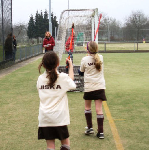 Jiska en Mieke 1e hockeywedstrijd  