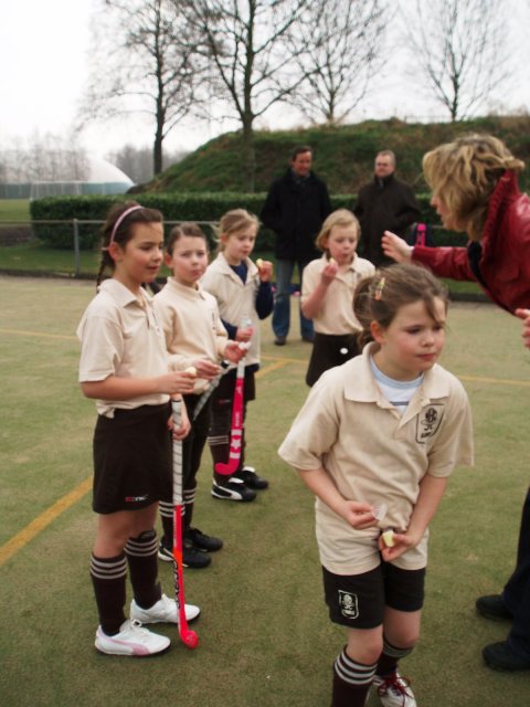 Jiska en Mieke 1e hockeywedstrijd  